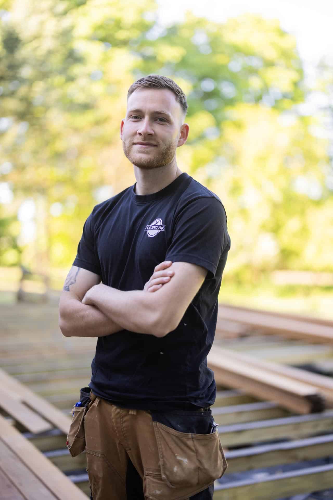 Frederik der står ude ved en opgave